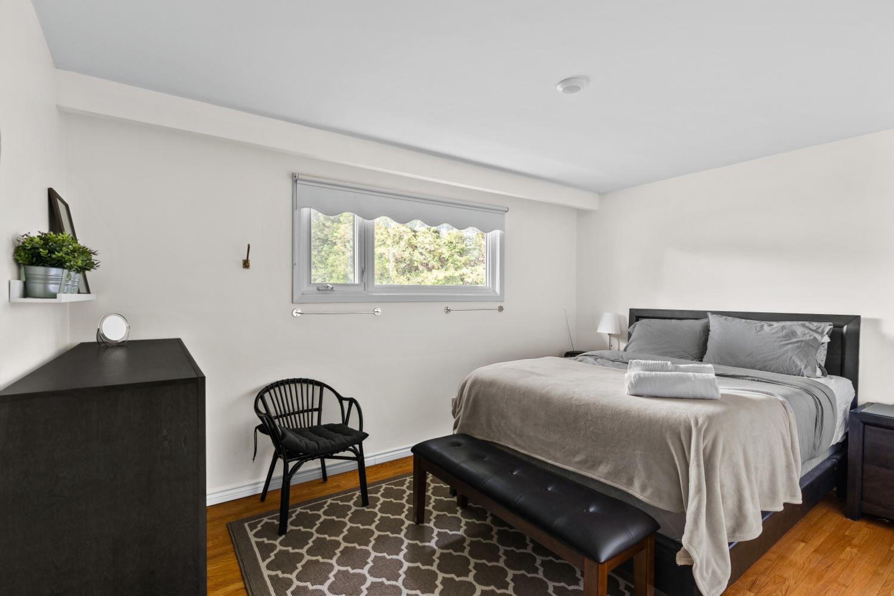 3 BR Oakville House Picturesque Neighbourhood - Property Image 6