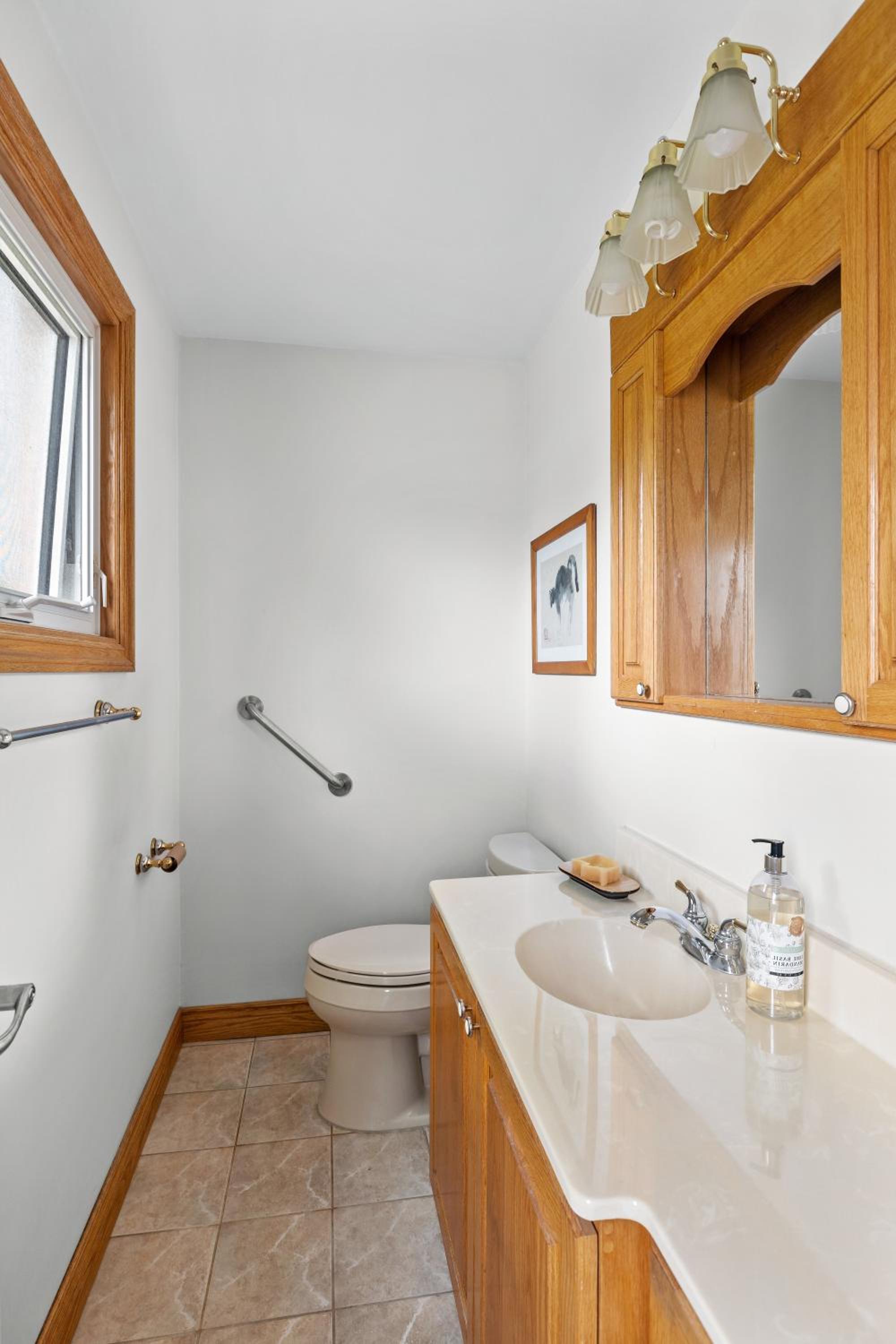 Toronto Vacations - 3 BR Oakville House Picturesque Neighbourhood - Property Image 4