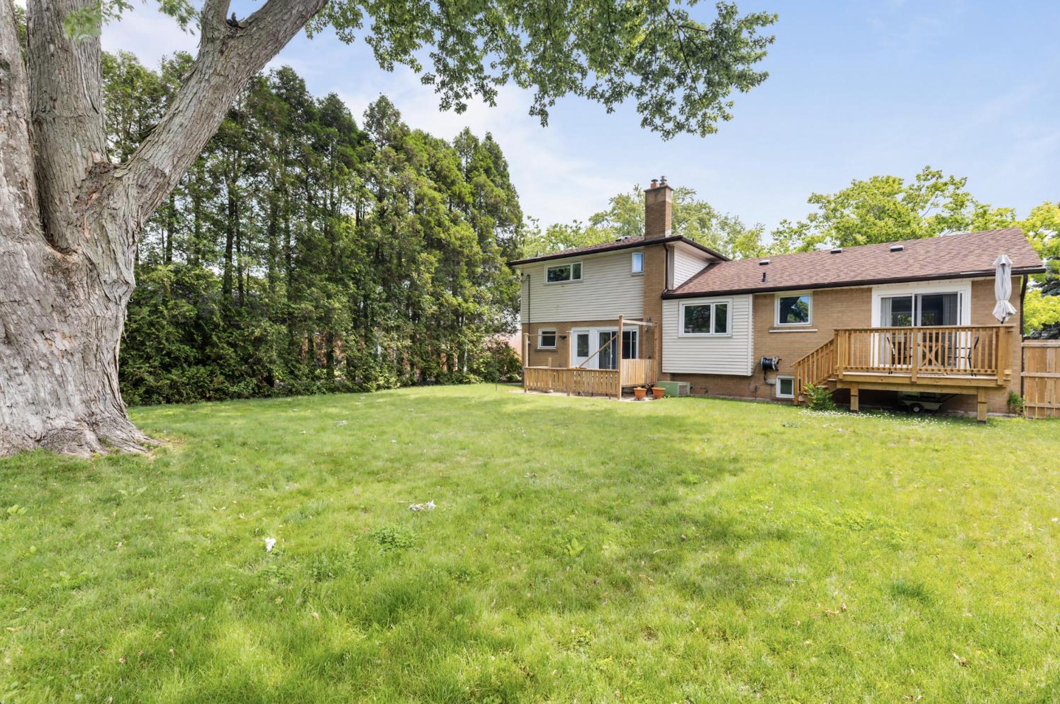 3 BR Oakville House Picturesque Neighbourhood - Property Image 4