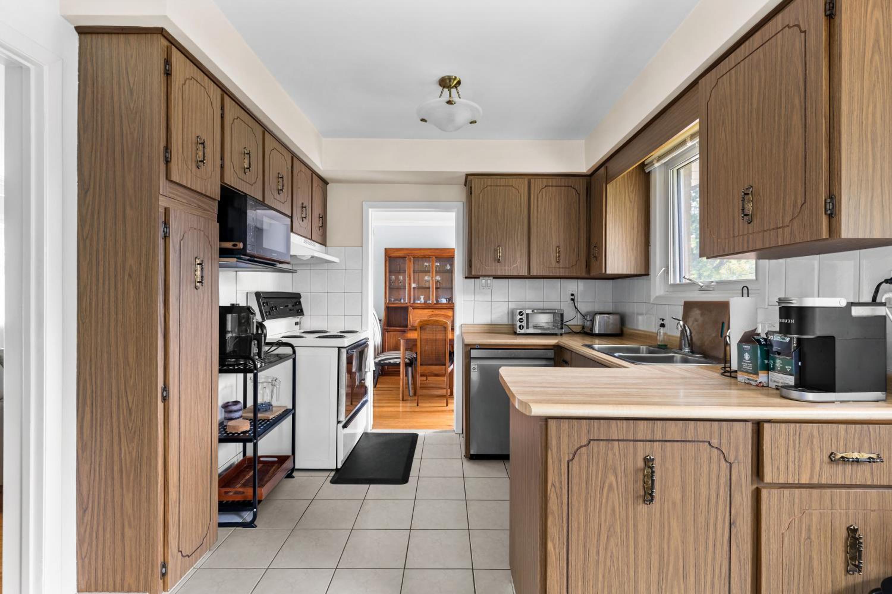 3 BR Oakville House Picturesque Neighbourhood - Property Image 8