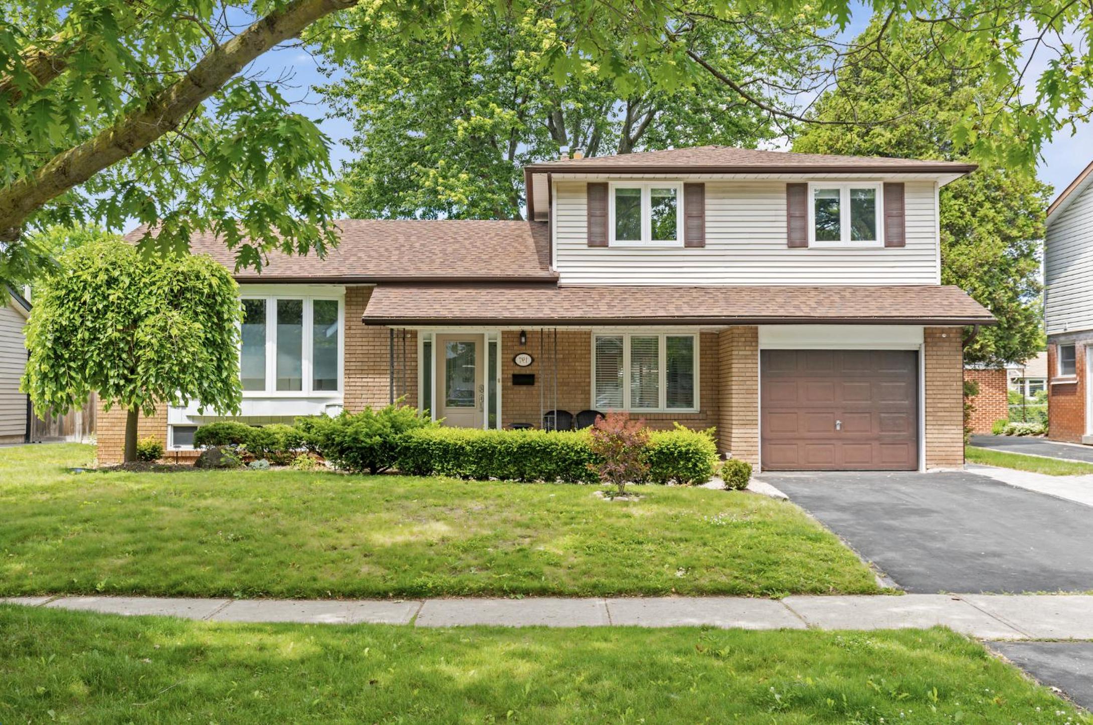 3 BR Oakville House Picturesque Neighbourhood - Property Image 2