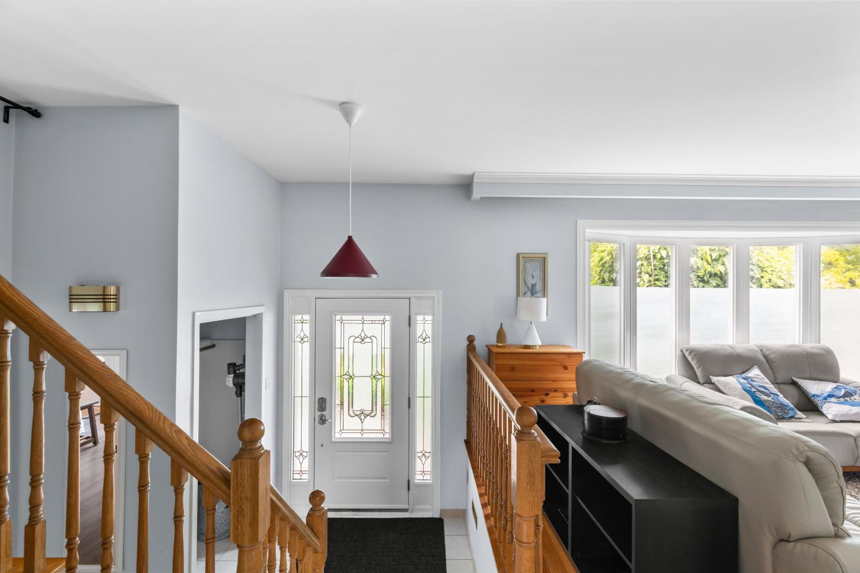 3 BR Oakville House Picturesque Neighbourhood - Property Image 1