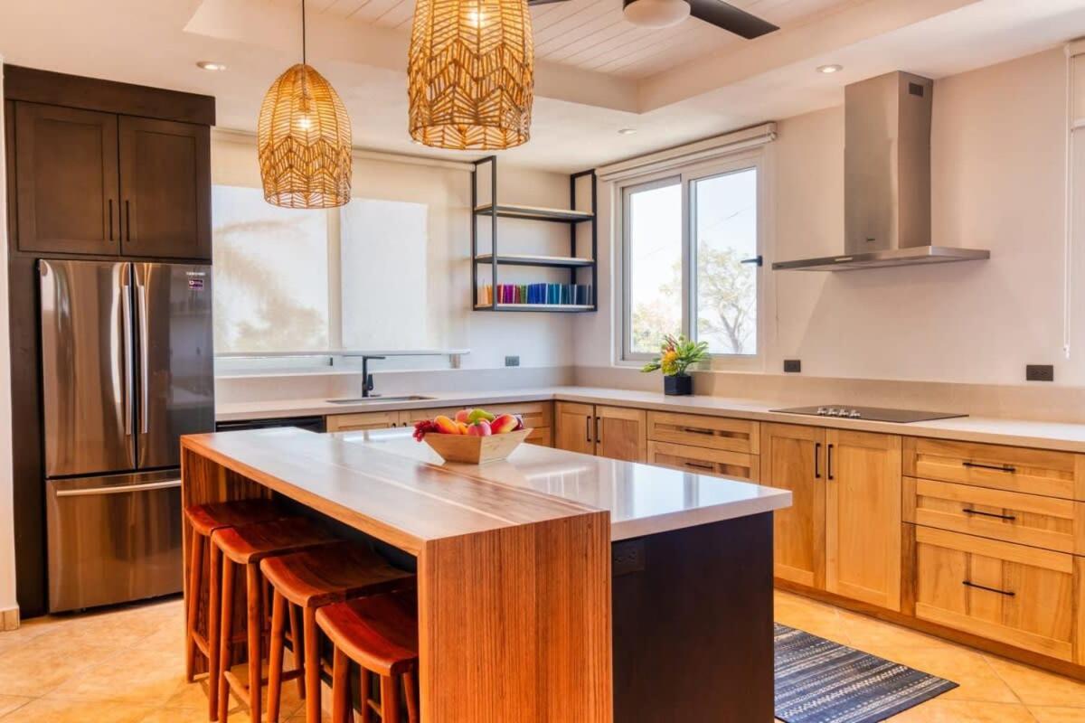 2-Bedroom Mountaintop Apartment with Incredible Ocean View