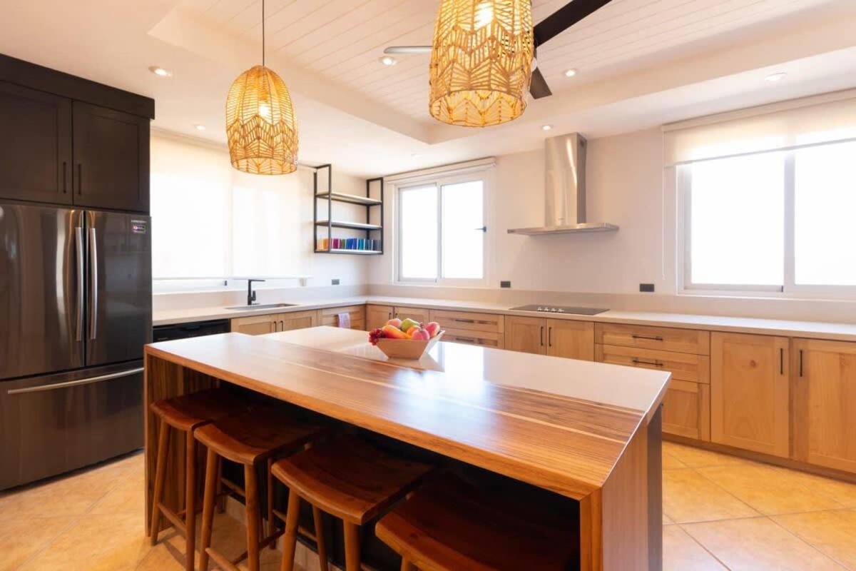 2-Bedroom Mountaintop Apartment with Incredible Ocean View