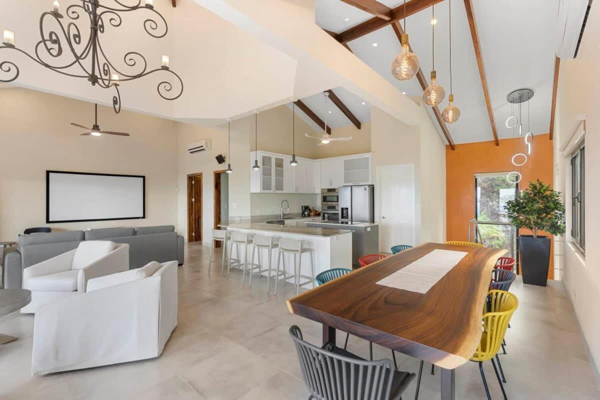 Stylish Villa with Brand-New Furniture, Panoramic Ocean Views, and Infinity Swimming Pool & Hot Tub