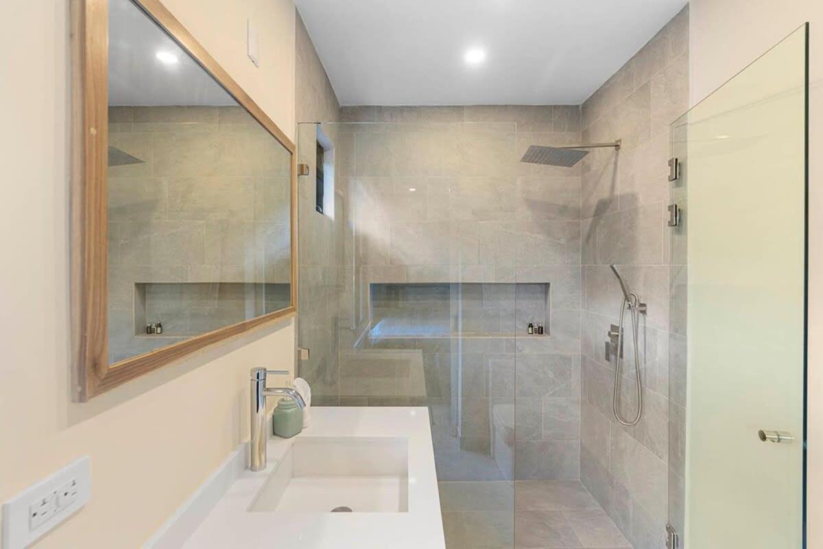 Stylish Villa with Brand-New Furniture, Panoramic Ocean Views, and Infinity Swimming Pool & Hot Tub