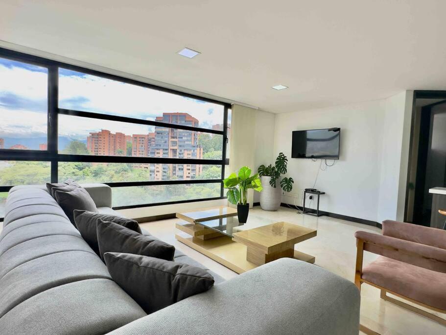 702 Beautiful and spacious apartment in El Poblado