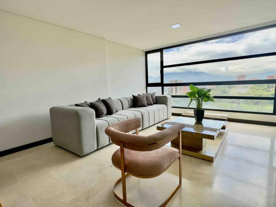 702 Beautiful and spacious apartment in El Poblado