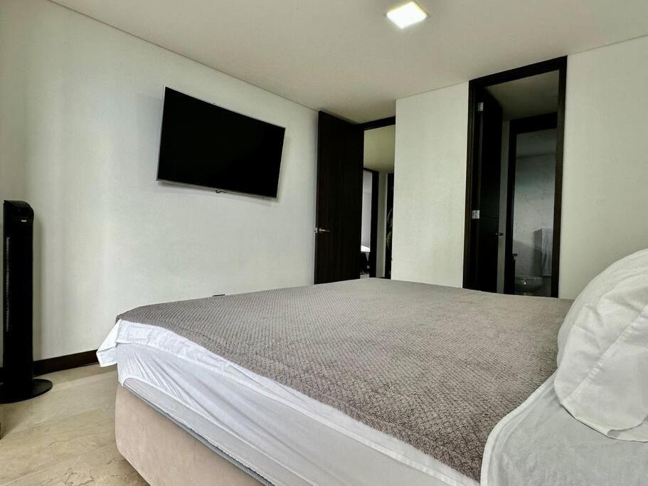 702 Beautiful and spacious apartment in El Poblado
