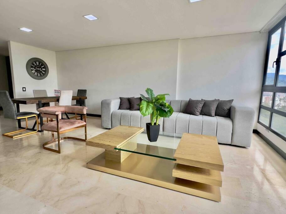702 Beautiful and spacious apartment in El Poblado