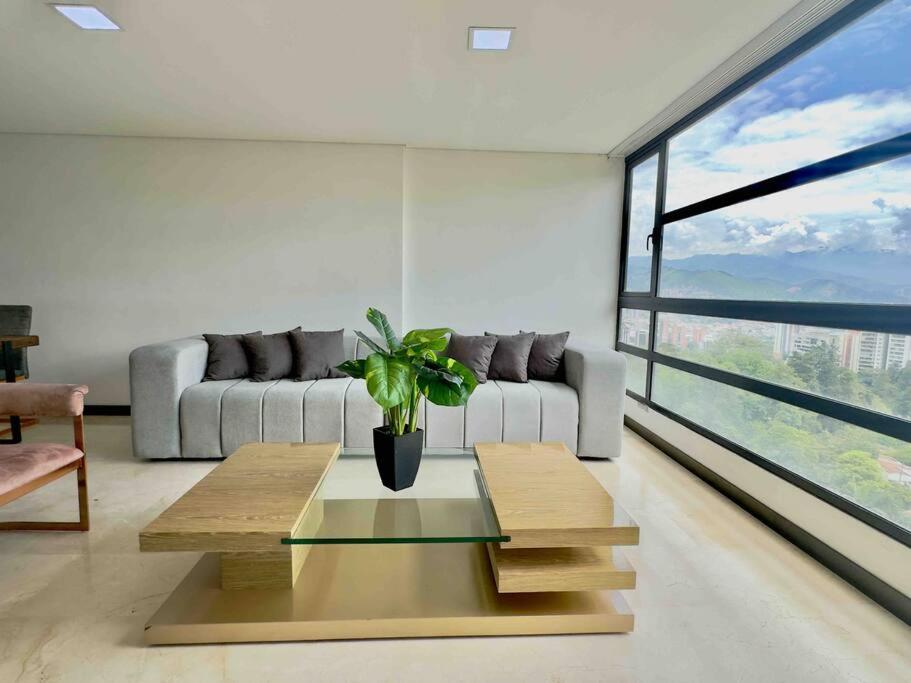 702 Beautiful and spacious apartment in El Poblado