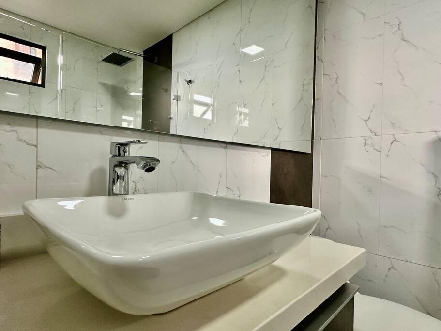 702 Beautiful and spacious apartment in El Poblado