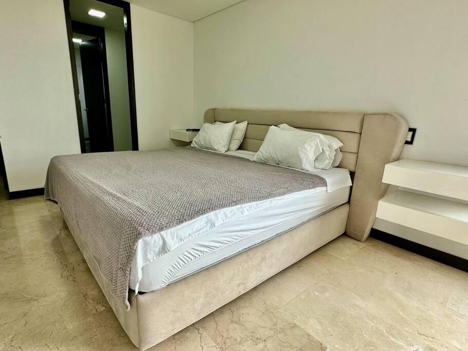 702 Beautiful and spacious apartment in El Poblado