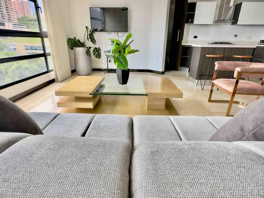 702 Beautiful and spacious apartment in El Poblado