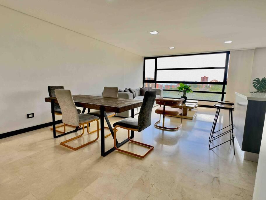 702 Beautiful and spacious apartment in El Poblado