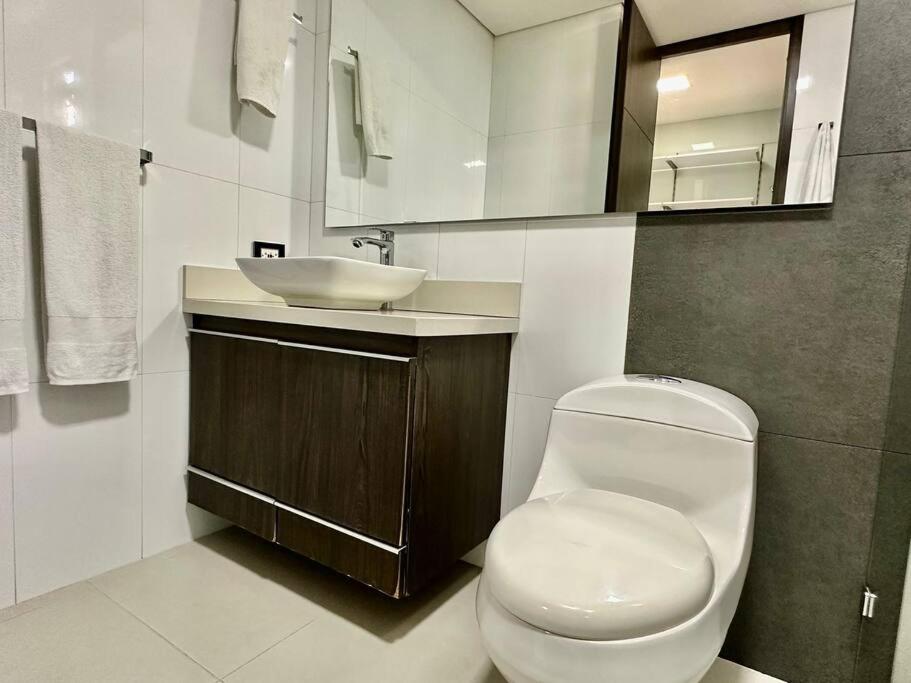 702 Beautiful and spacious apartment in El Poblado