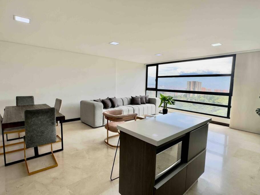 702 Beautiful and spacious apartment in El Poblado