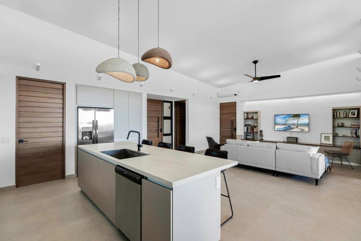 Luxurious Ultramodern Property with Private Suites, Infinity Pool, and Sweeping Ocean and Mountain Views