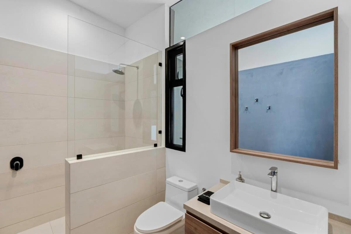 Luxurious Ultramodern Property with Private Suites, Infinity Pool, and Sweeping Ocean and Mountain Views