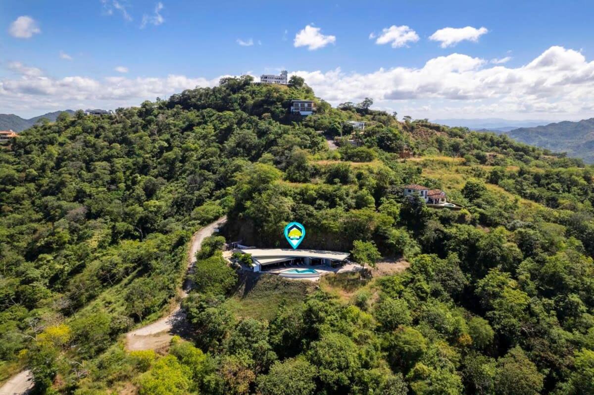 Luxurious Ultramodern Property with Private Suites, Infinity Pool, and Sweeping Ocean and Mountain Views