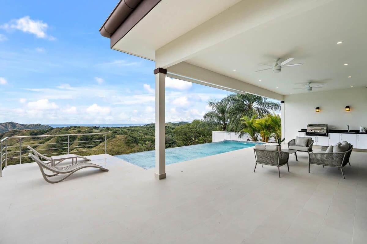Mountaintop 4-Bedroom with Pool Huge Views