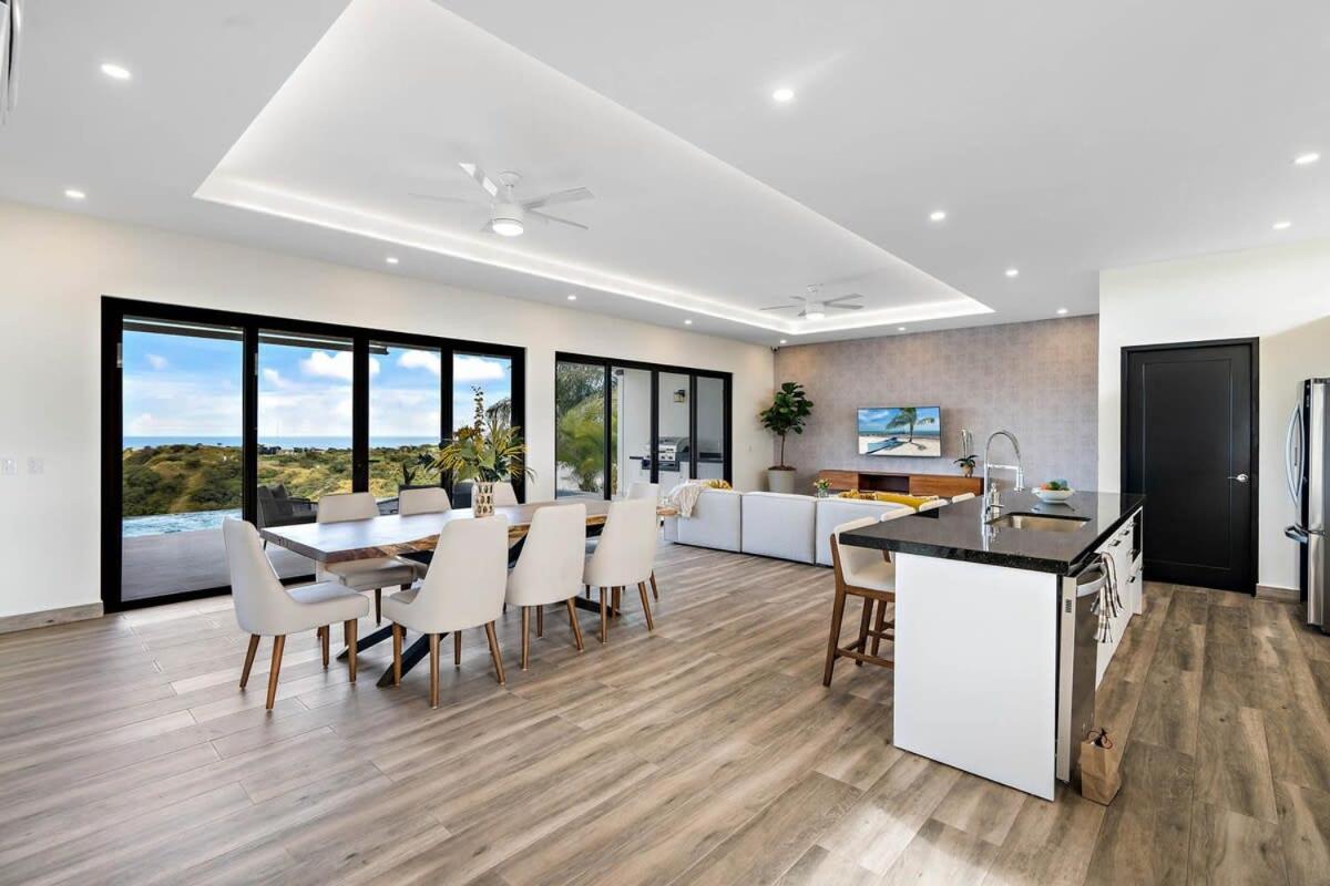 Mountaintop 4-Bedroom with Pool Huge Views