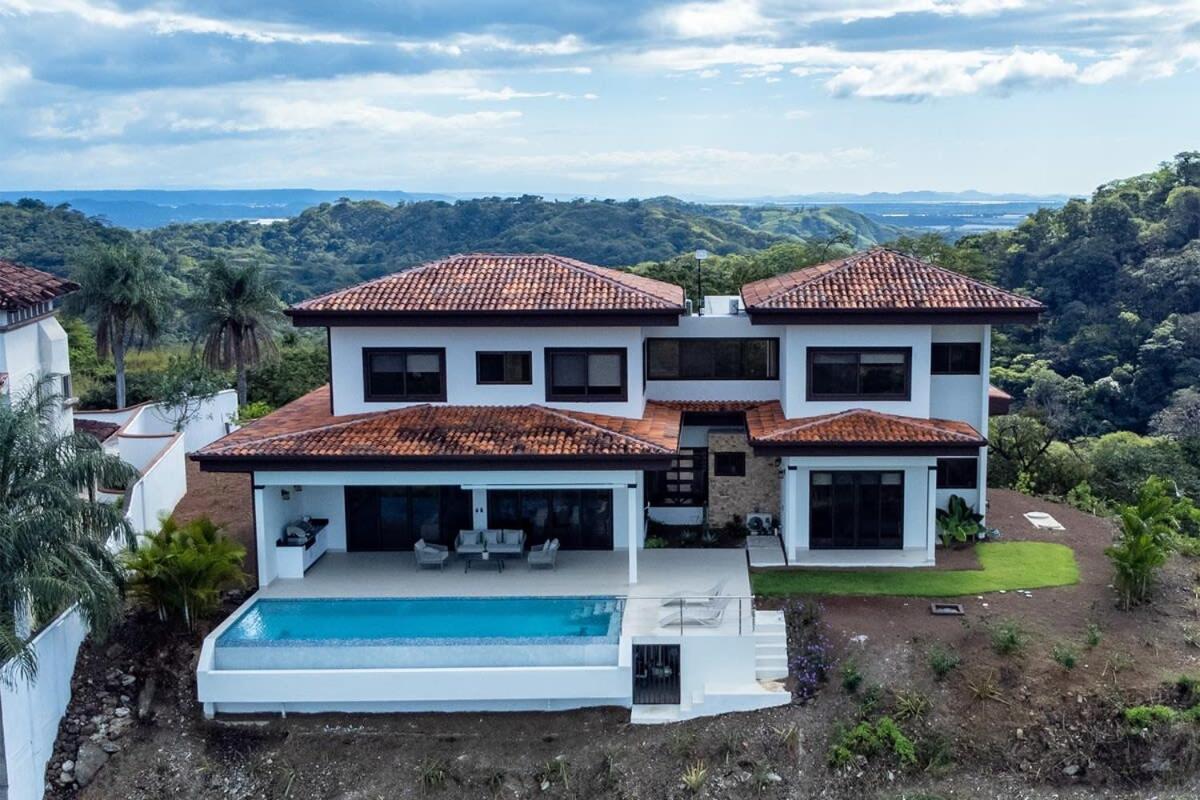 Mountaintop 4-Bedroom with Pool Huge Views