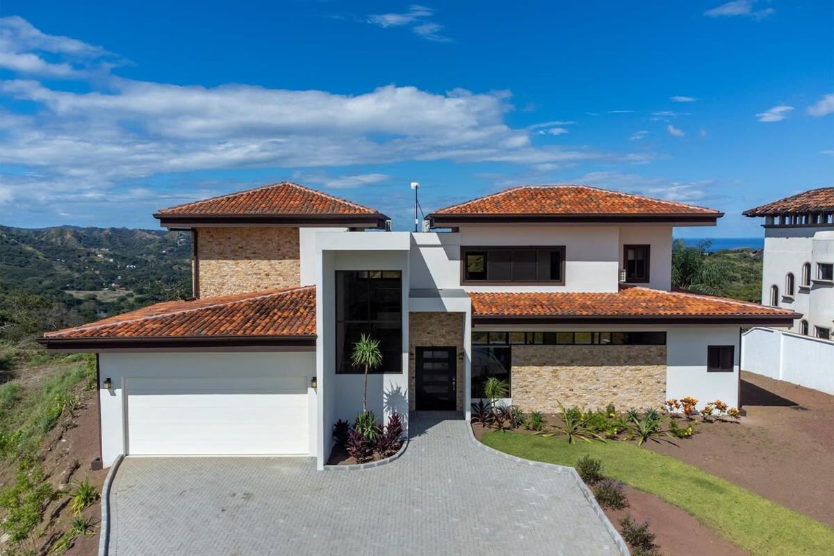 Mountaintop 4-Bedroom with Pool Huge Views