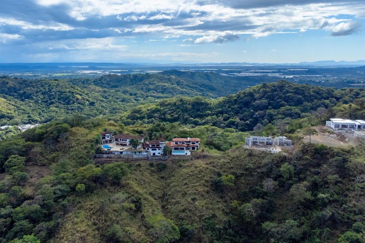 Mountaintop 4-Bedroom with Pool Huge Views