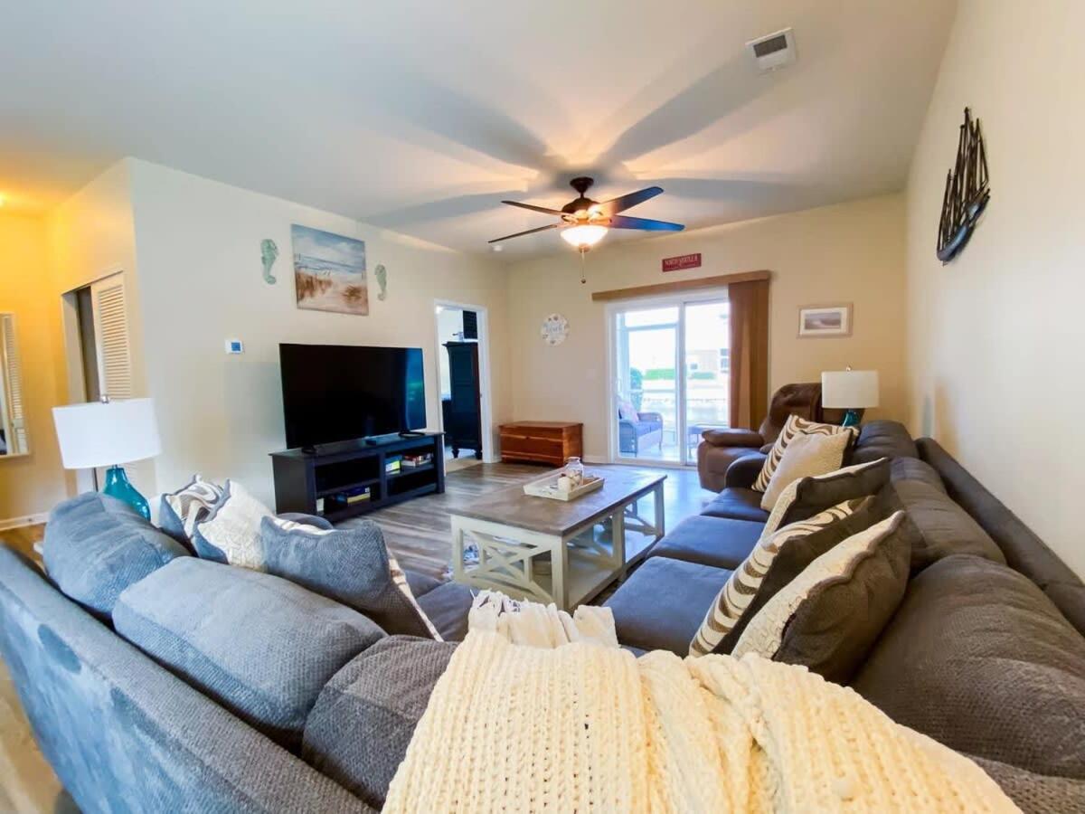 Lakefront at Barefoot Resort w Massive Waterfront Pool Close to Beach view 4