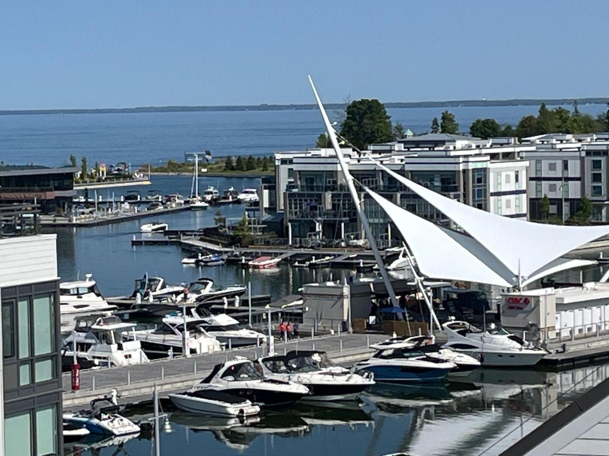 Stunning Stayz Luxury 2 King Suite at Friday Harbour Resort Marina Walk & Parking