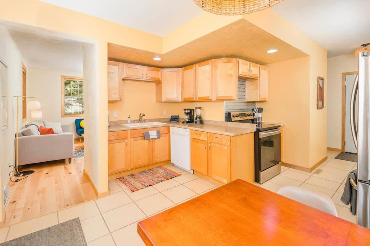 Relaxing Downtown 2BR Abode view 4