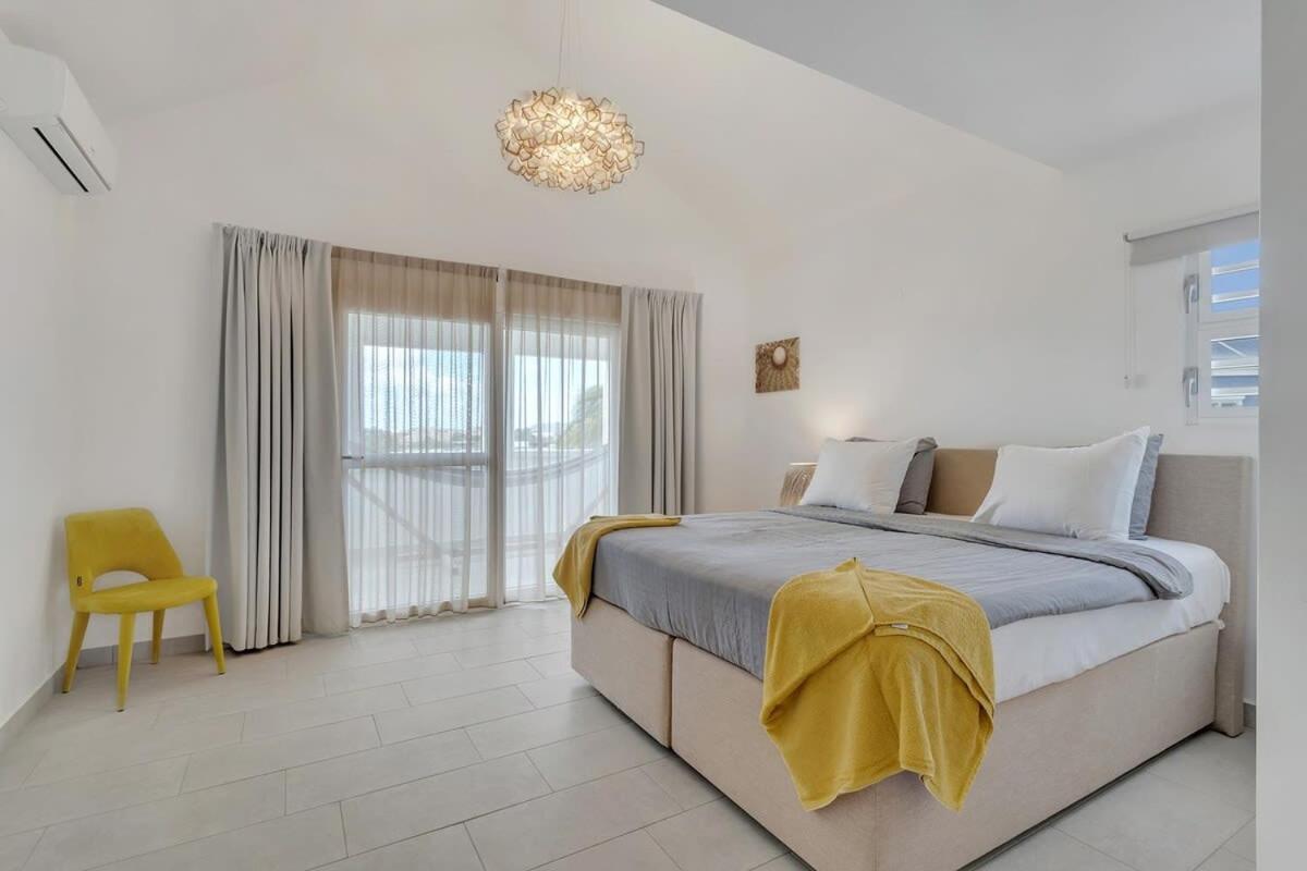 Casa Leeward with Pool on the Laguna Marina