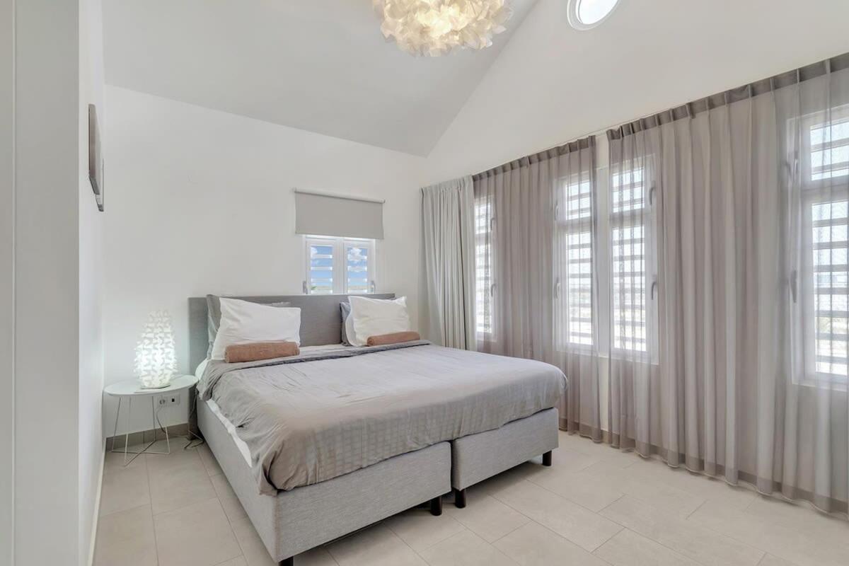Casa Leeward with Pool on the Laguna Marina