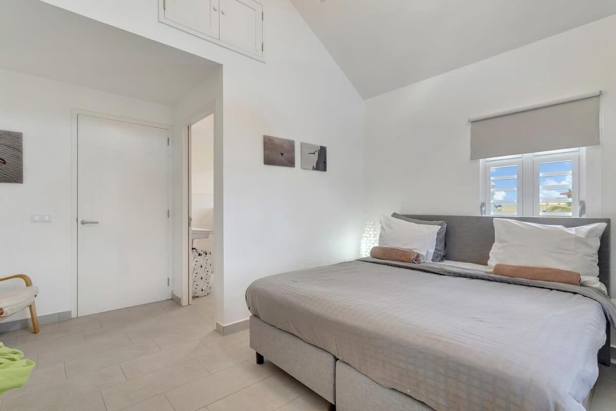Casa Leeward with Pool on the Laguna Marina
