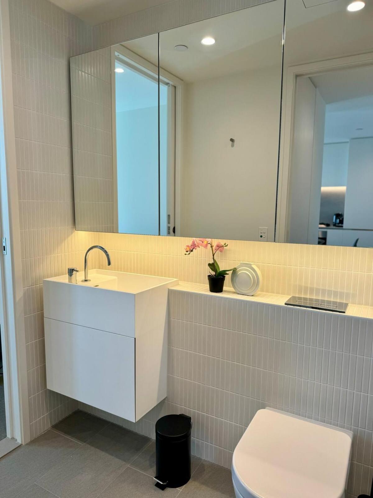 Cosy Haven: Modern 1BR Getaway Pool Gym Sauna