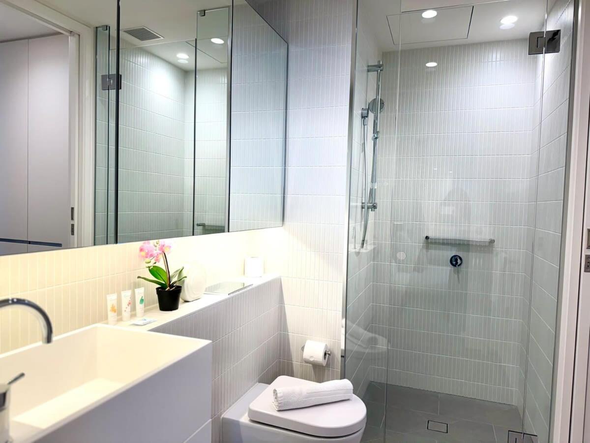 Cosy Haven: Modern 1BR Getaway Pool Gym Sauna