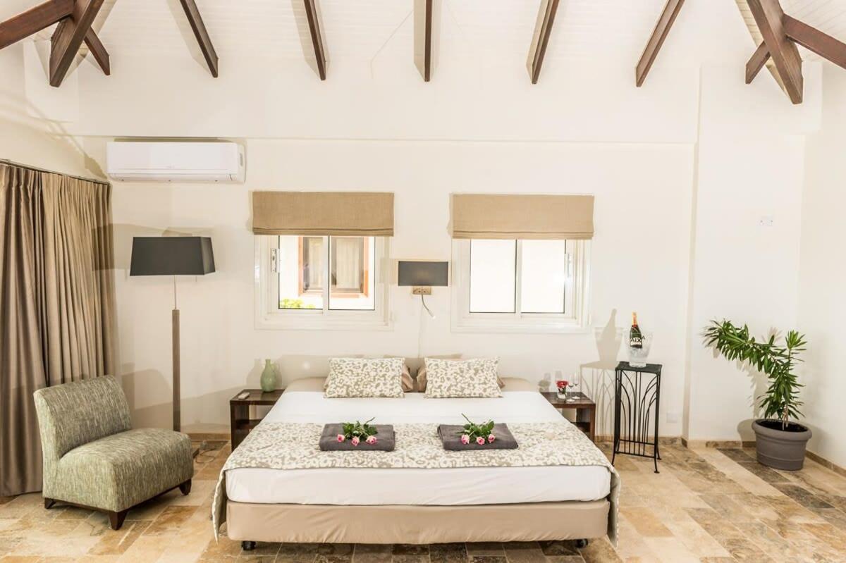 Nirvana Lodge with Private Pool and House Reef