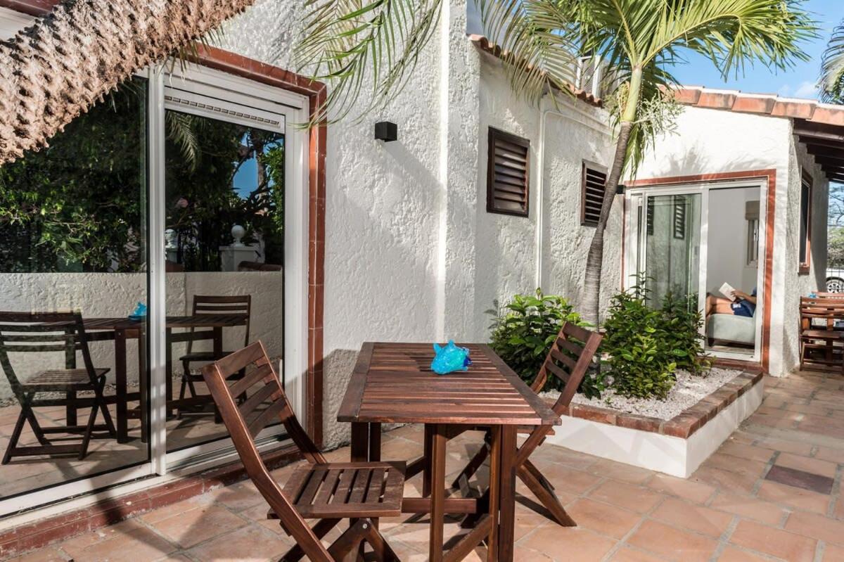 Nirvana Lodge with Private Pool and House Reef