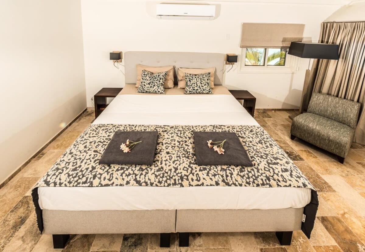 Nirvana Lodge with Private Pool and House Reef