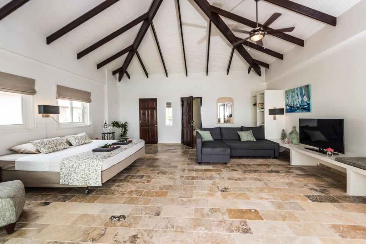 Nirvana Lodge with Private Pool and House Reef