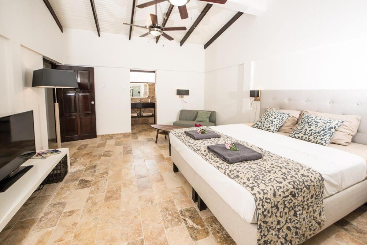 Nirvana Lodge with Private Pool and House Reef