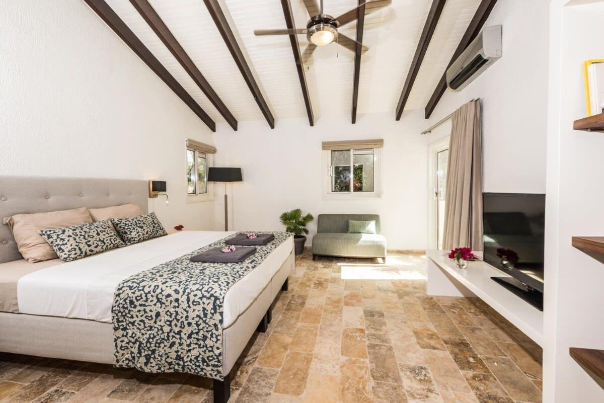 Nirvana Lodge with Private Pool and House Reef