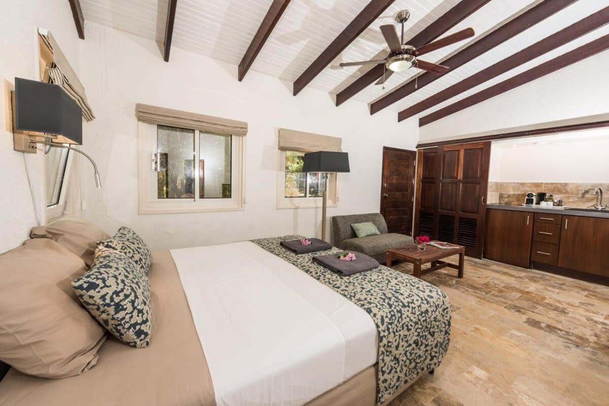Nirvana Lodge with Private Pool and House Reef