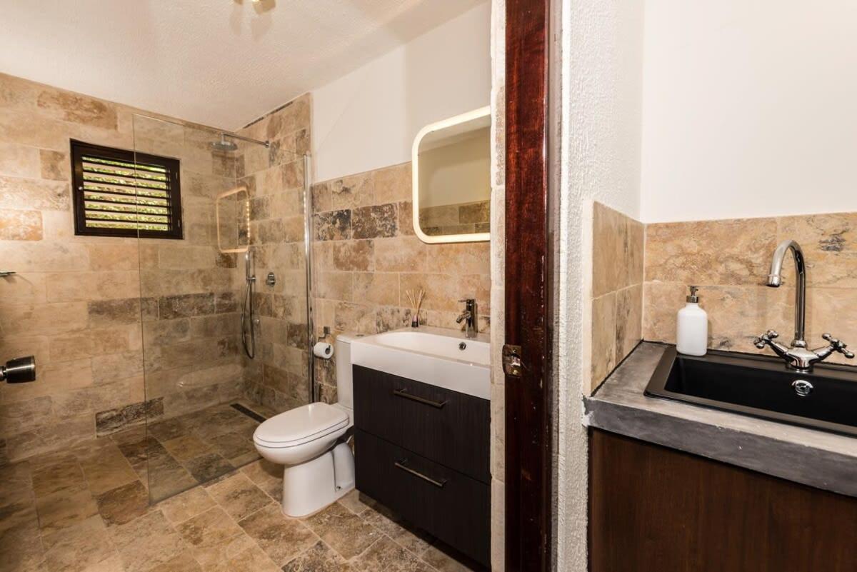 Nirvana Lodge with Private Pool and House Reef
