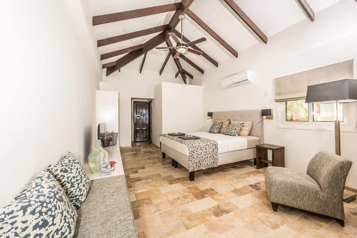 Nirvana Lodge with Private Pool and House Reef