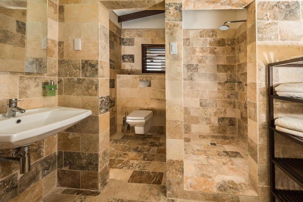 Nirvana Lodge with Private Pool and House Reef