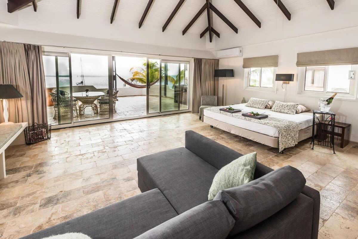 Nirvana Lodge with Private Pool and House Reef