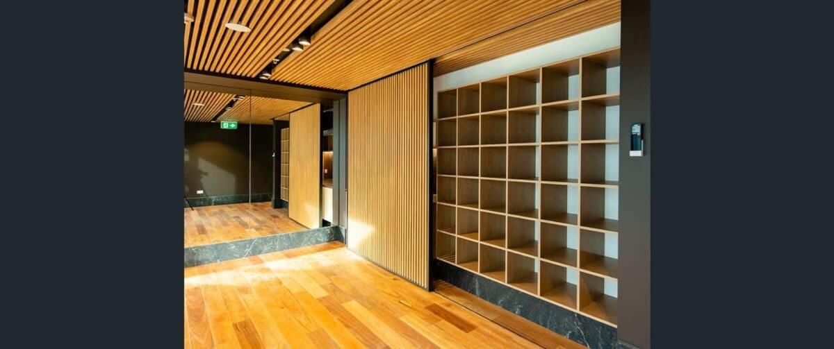 Stylish 1BR Apt in Melbourne CBD Wi-Fi Yoga