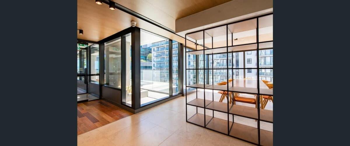 Stylish 1BR Apt in Melbourne CBD Wi-Fi Yoga